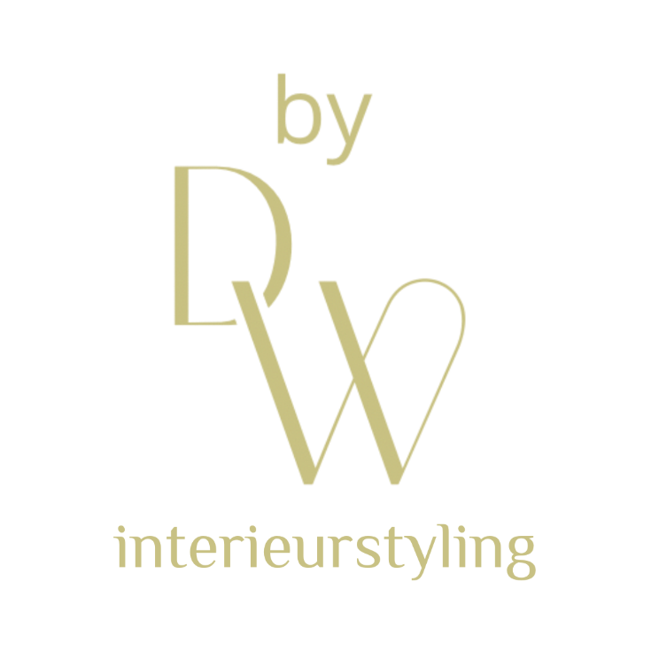 Logo van By DW, de collectie met handgemaakte kussens en poefs