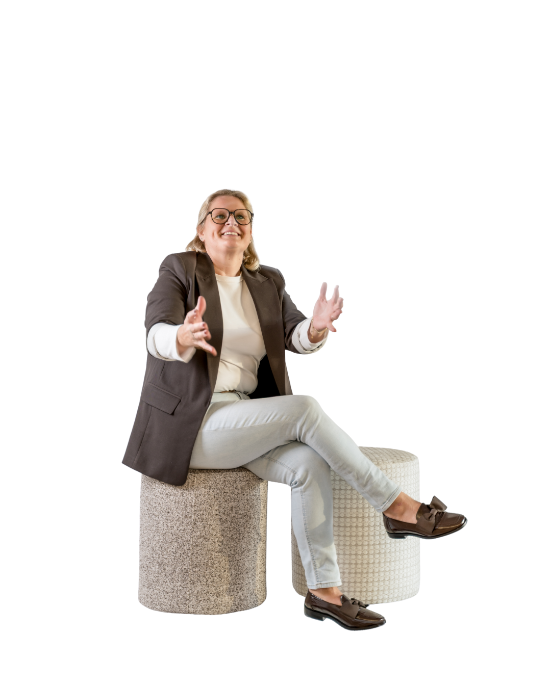 Delphine Wyseur tijdens een stylingmoment met stofstalen voor interieurprojecten