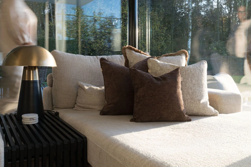 Interieur met maatwerkkussens uit de By DW collectie