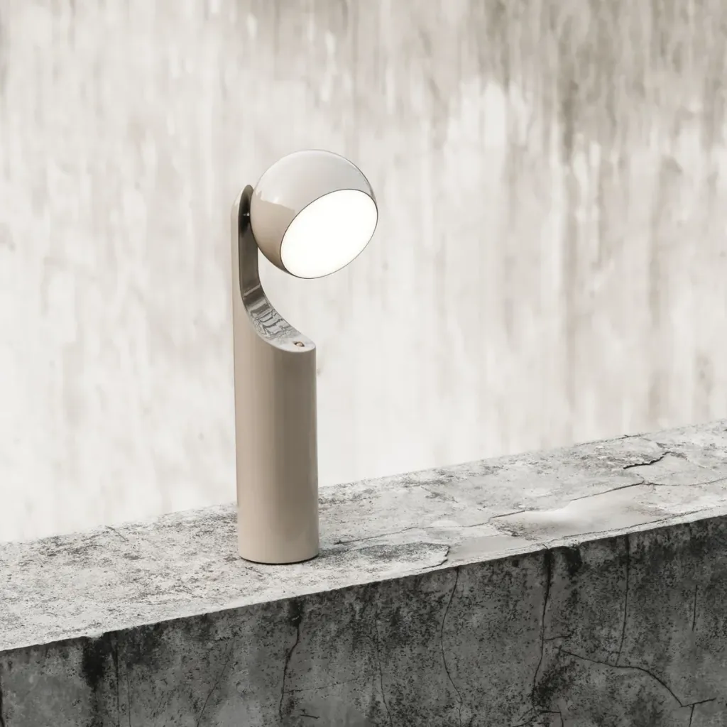 Fine_Lumens_Mono_Leeslamp_LED_Oplaadbaar_Beige_Lifestyle_1.webp